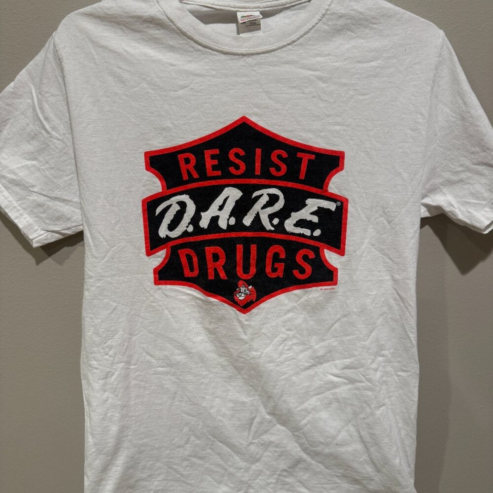 Resist Drugs D.A.R.E‎ Badge - WHITE T-SHIRT - SIZE SMALL